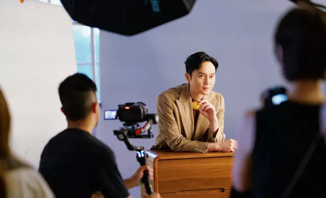 張智霖的形象與品牌核心「魅力時尚」、「溫情親切」完美契合，展現中秋團圓的溫馨場景。