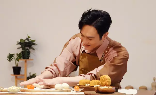 張智霖配合恆香每個月餅都是手匠功藝的堅持，穿上圍裙即席搓麵粉做月餅。