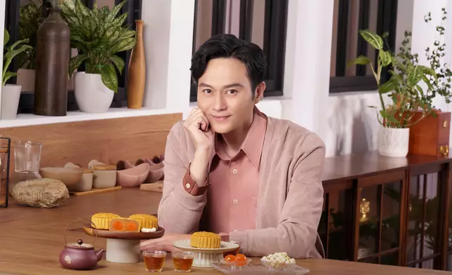 甜蜜相伴，享受當下，每一口月餅都是幸福滋味。