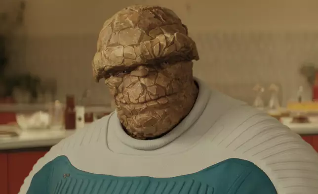 石頭人死不肯講出經典對白：「夠鐘揼扁你！」，成為片中一大幽默位。