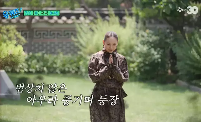 有網友批評李孝利這身打扮像僧侶。影片截圖