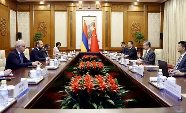 王毅在北京與亞美尼亞外長米爾佐揚舉行會談。外交部圖片