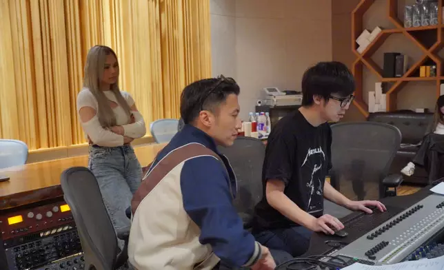 霆鋒透露一開始創作《白夜行》時有分慢版及快版兩個方向。