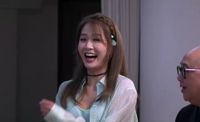 對於咁樣玩公主抱，Maggie明顯都好愕然。