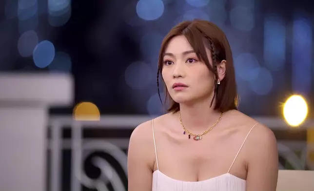 提起昔日發生在自己生日正日的一次刻骨銘心的情傷，關嘉敏又喊又笑，仲鼓埋泡腮。