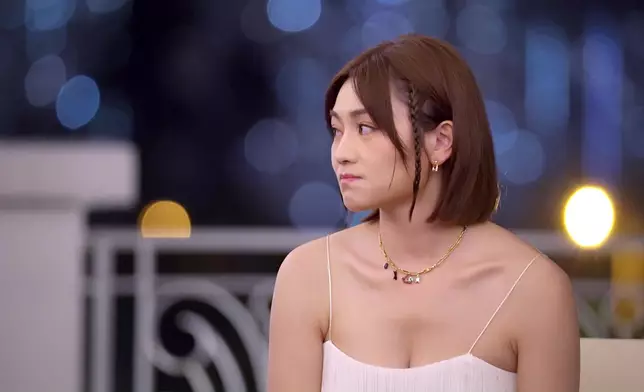 提起昔日發生在自己生日正日的一次刻骨銘心的情傷，關嘉敏又喊又笑，仲鼓埋泡腮。