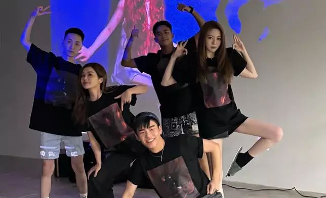 好姊妹容祖兒狂踩健身單車慶祝對方生日