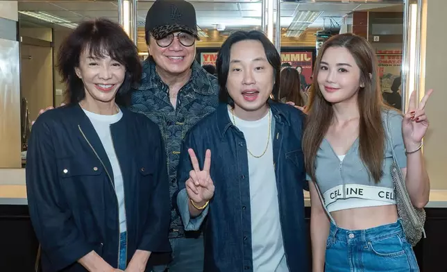 與歌神許冠傑、鄭裕玲一同欣賞歐陽萬成（Jimmy O. Yang）的紅館棟篤笑演出