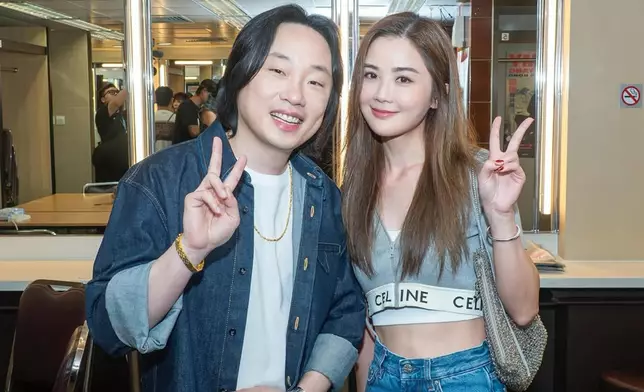 與歌神許冠傑、鄭裕玲一同欣賞歐陽萬成（Jimmy O. Yang）的紅館棟篤笑演出