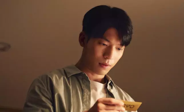 魏化儁飾警察黃俊昊闖入遊戲。Netflix圖片