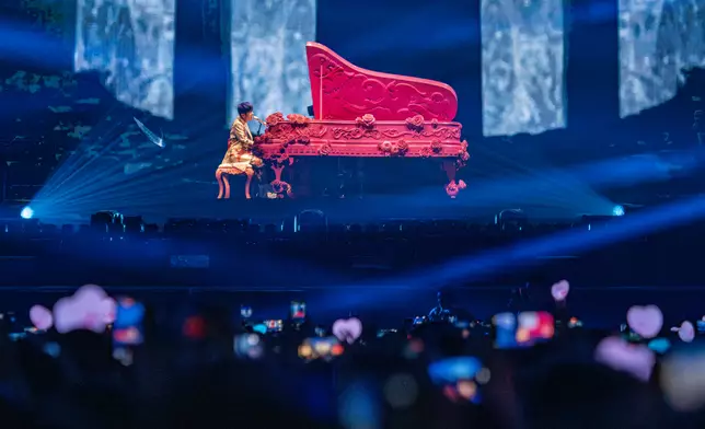 周杰倫在台上施展渾身解數，既彈琴、又彈結他，更彈古箏！