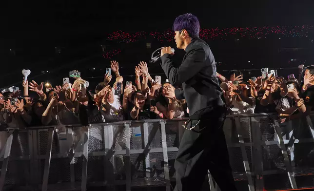 親民的周董也有走到台下和歌迷 Hi Five！