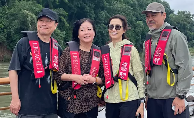 近日兩對夫妻一同去了四川旅遊。