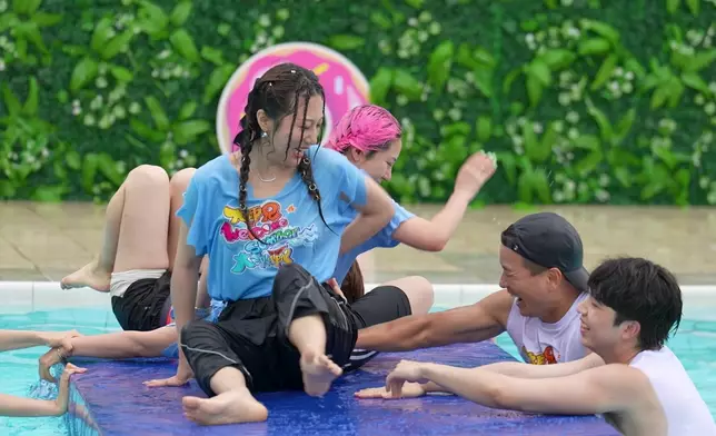 龍婷相當博命玩。