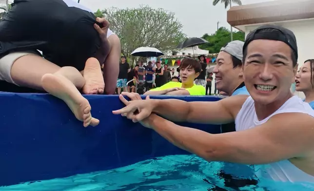 龍婷腳趾都出埋力。