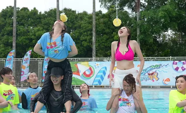 「騎呢大啖食」貓仔輕鬆舉起Eris，相當大力。