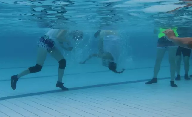 貓仔水中「打筋斗」。