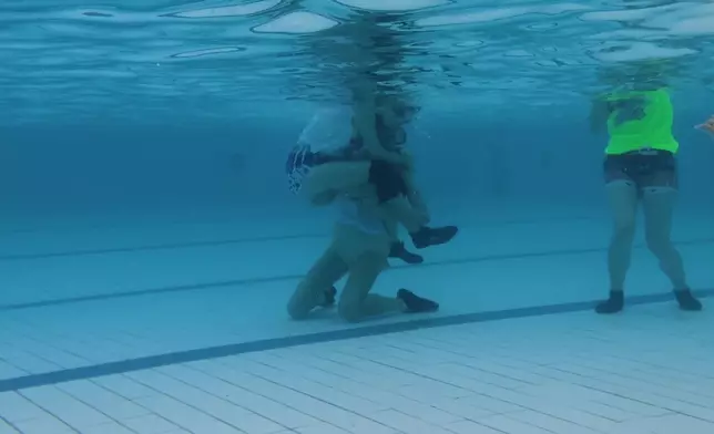 貓仔「公主抱」起梁敏巧 。