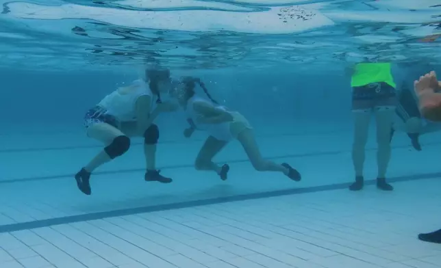 梁敏巧 貓仔演繹「接吻魚」。