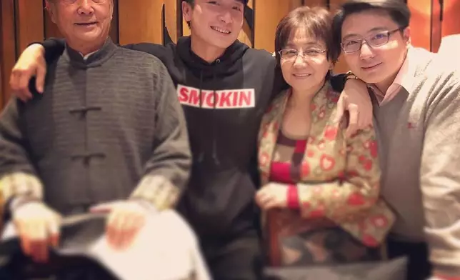 方力申與弟弟William一向好孝順。