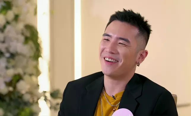 知道Matthew勝出後，細John大方送上手指公，呢啲咪風度咯。