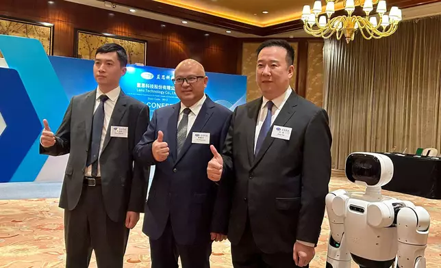 右起副總經理、中國區總裁兼董事會秘書江南 ; 副總經理兼財務總監劉曙光、證券事務代表周天舒。巴士的報記者攝。