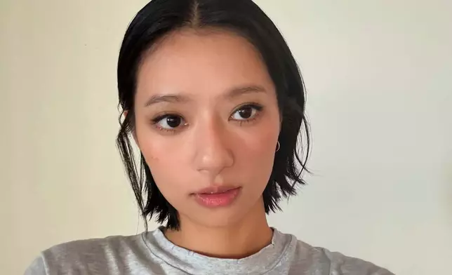 近日突然將長髮剪短。