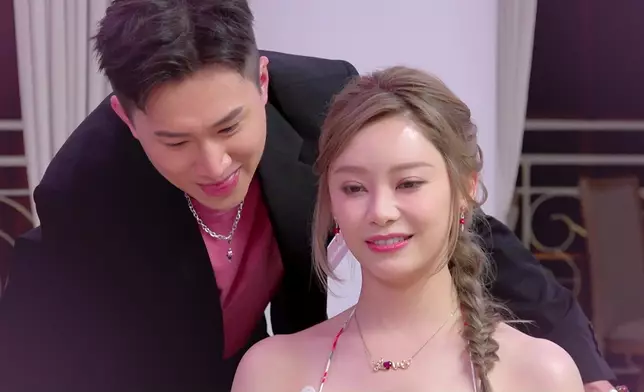 GM緊張到伸脷。