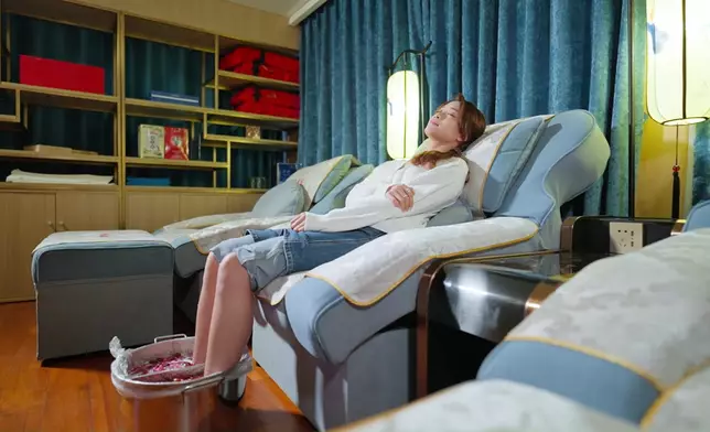 林凱恩體驗麻辣鴛鴦湯底的足浴