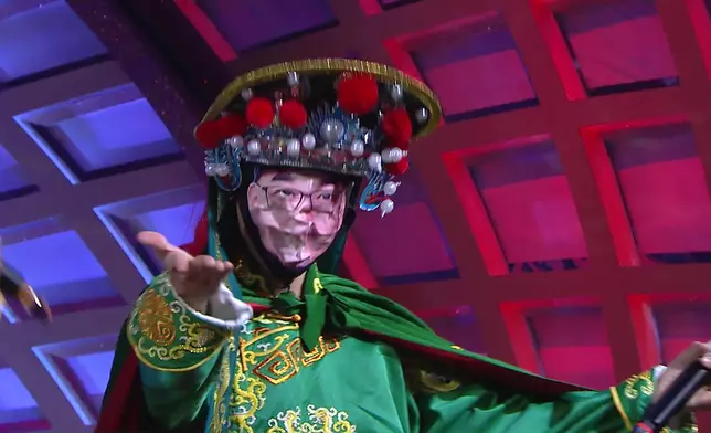 陸東成還搞笑地變臉成周國豐，服到我！