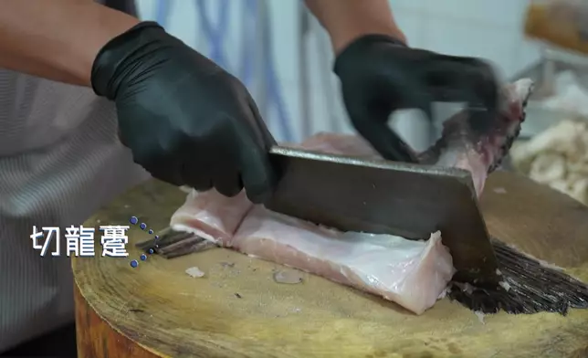 他親自炮製的椒鹽鮮魷和一字骨