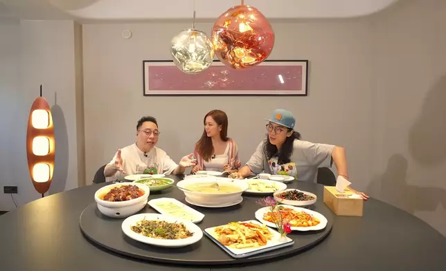 三人吃盡當地美食︰清遠鵝、北江白灼河蝦、白切農家清遠雞。