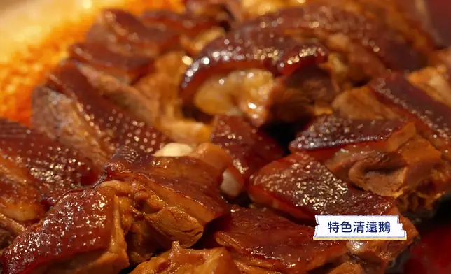 三人吃盡當地美食︰清遠鵝、北江白灼河蝦、白切農家清遠雞。