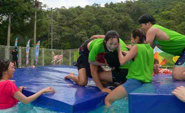 玩浮床大混戰Aska需要足足三個人拉落水