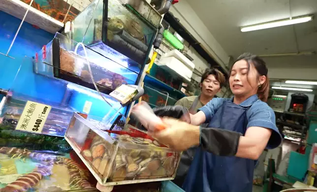 Winki魚檔學習劏魚，教授她的是魚檔太子爺劉展霆Eden