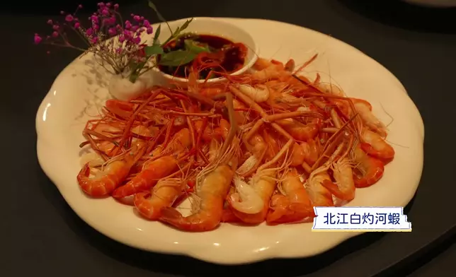 三人吃盡當地美食︰清遠鵝、北江白灼河蝦、白切農家清遠雞。