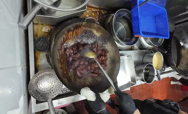 他親自炮製的椒鹽鮮魷和一字骨