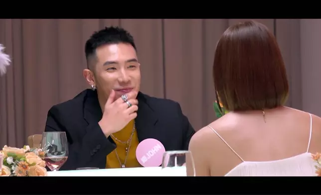 細John扮演阿爸姜大衞，氹到Carman好開心。