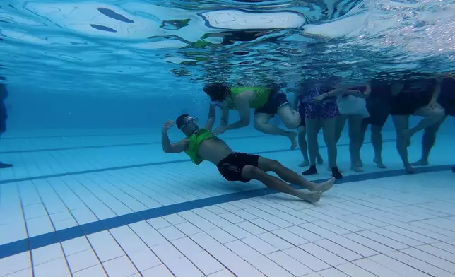 水中大電視 Danny與鄭衍峰做出「騎膊馬」、「心肺復甦」、「劍擊」等高難度動作