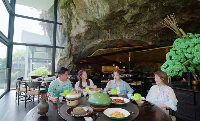 長江懸崖上的岩洞餐廳 品嚐肥魚宴