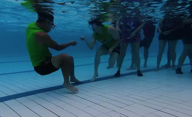 水中大電視 Danny與鄭衍峰做出「騎膊馬」、「心肺復甦」、「劍擊」等高難度動作