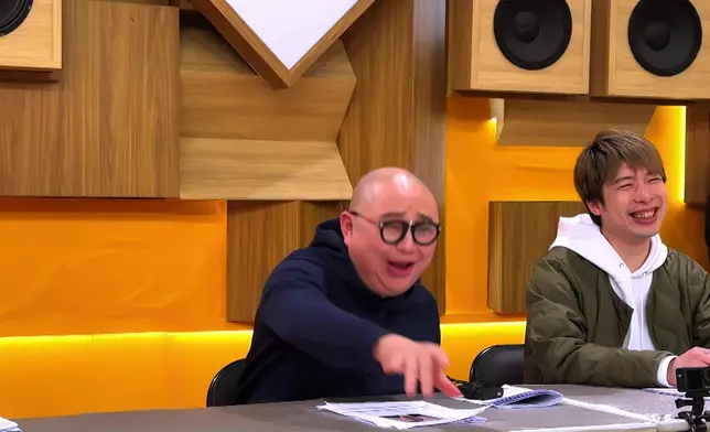 阿Bob 嬲到掟筆。