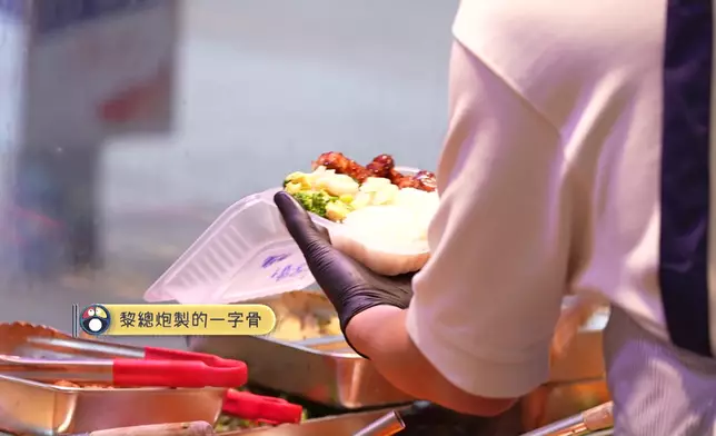 他親自炮製的椒鹽鮮魷和一字骨