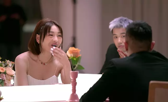 細John扮演阿爸姜大衞，氹到Carman好開心。