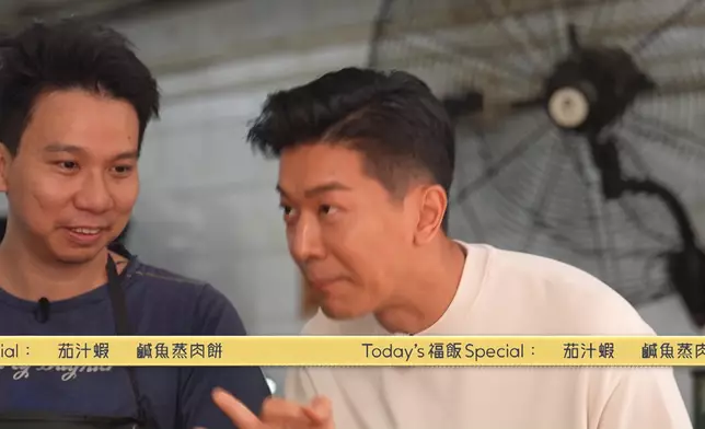 精打細算的他買蝦時，使出可憐攻勢，請求師傅幫他「挑蝦腸」