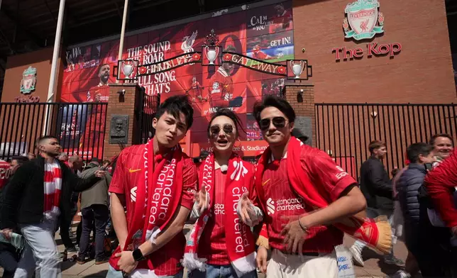 三位主持與現場六萬名觀眾一起觀賞球賽