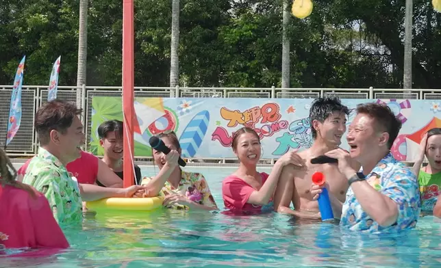 黃婉更忍不住手撫摸一下Aska的肌肉