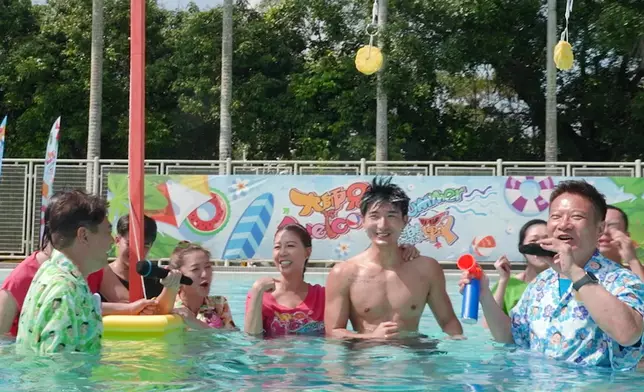 黃婉更忍不住手撫摸一下Aska的肌肉