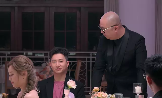 當阿Bob上前慰問GM時，平時口若懸河的GM竟良久說不出半句話，仲要好明顯係強顏歡笑。