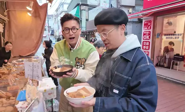 山聰同Meter陳方藤都有品嚐街頭美食。